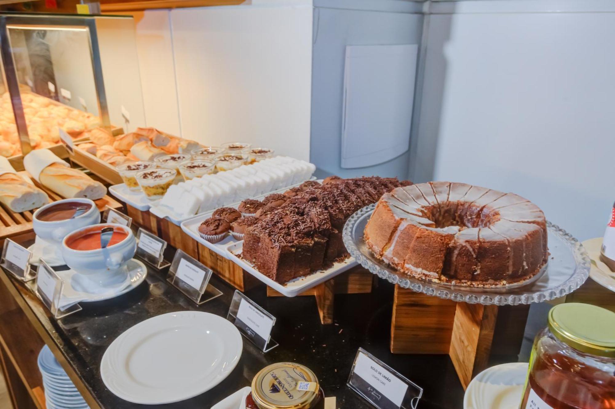 Radisson Sao Paulo Paulista Hotel Eksteriør billede A selection of cakes at a buffet