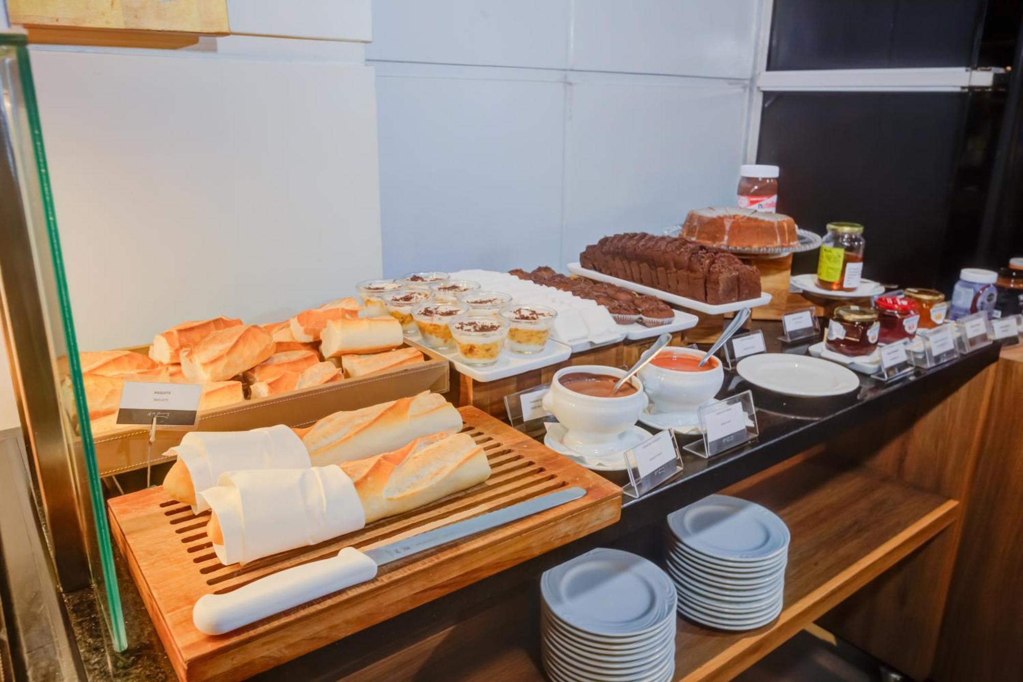 Radisson Sao Paulo Paulista Hotel Eksteriør billede A selection of pastries at a buffet