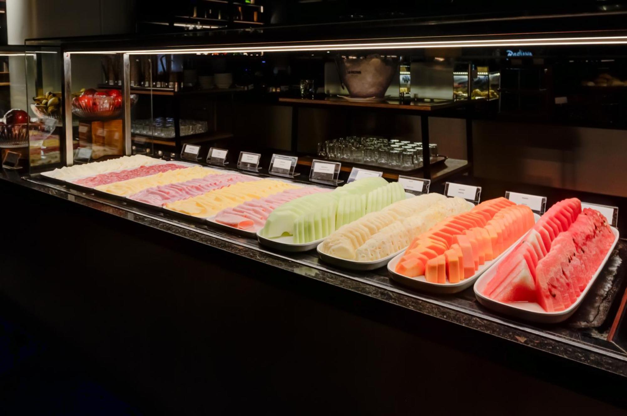Radisson Sao Paulo Paulista Hotel Eksteriør billede A selection of fruit at a buffet