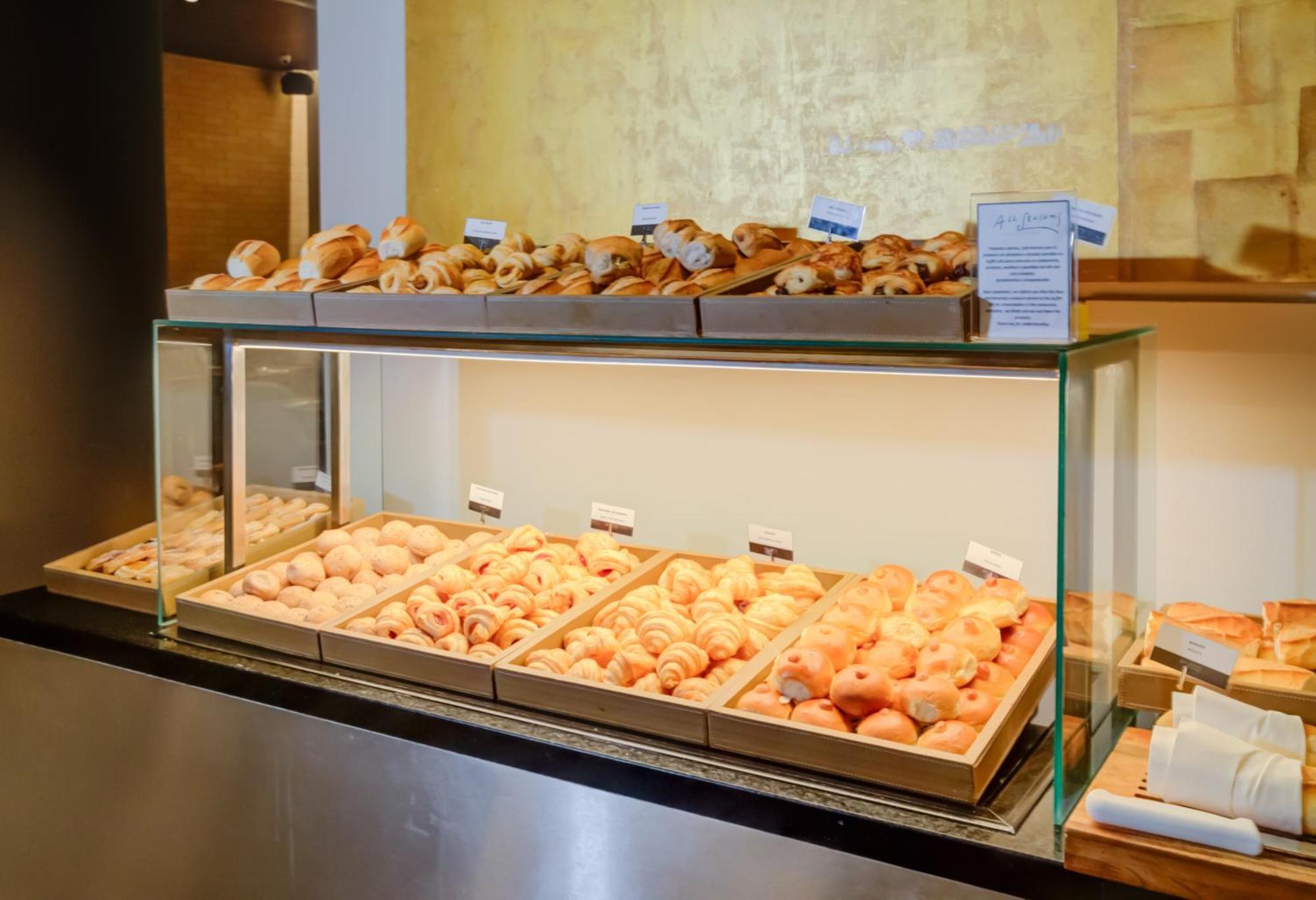Radisson Sao Paulo Paulista Hotel Eksteriør billede A display case of pastries