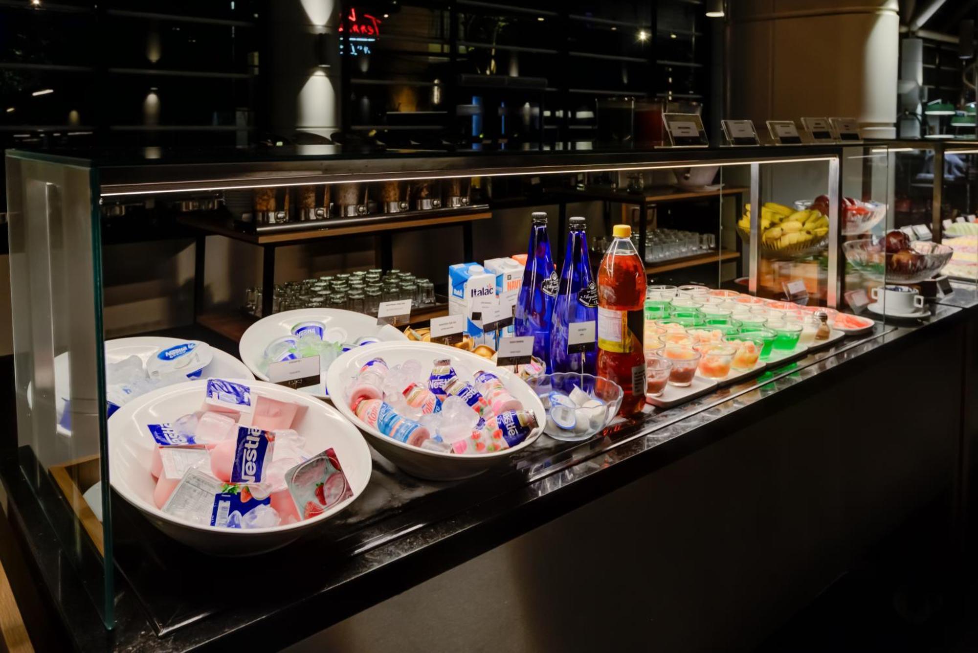Radisson Sao Paulo Paulista Hotel Eksteriør billede A selection of soft drinks at a buffet
