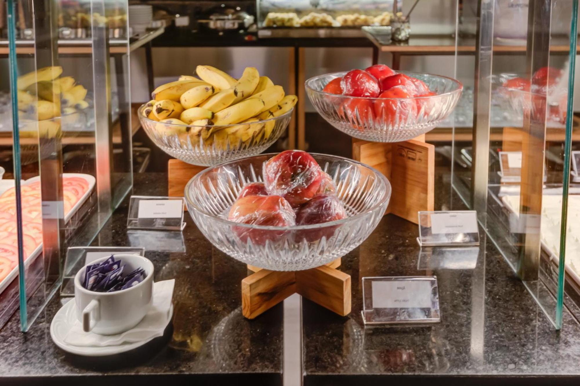 Radisson Sao Paulo Paulista Hotel Eksteriør billede Fruit at a buffet
