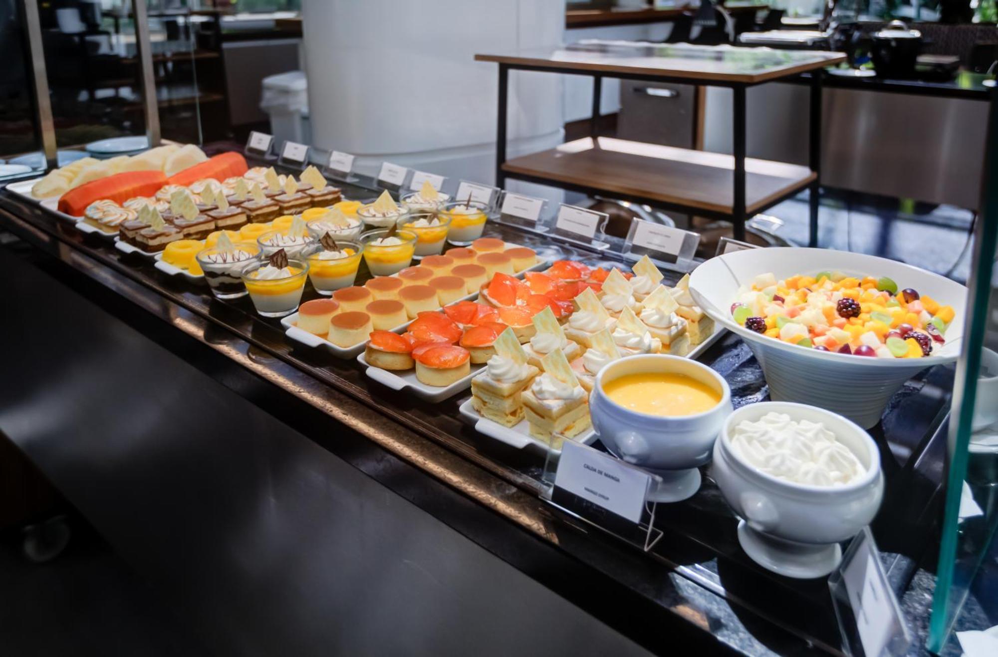 Radisson Sao Paulo Paulista Hotel Eksteriør billede A selection of desserts at a buffet
