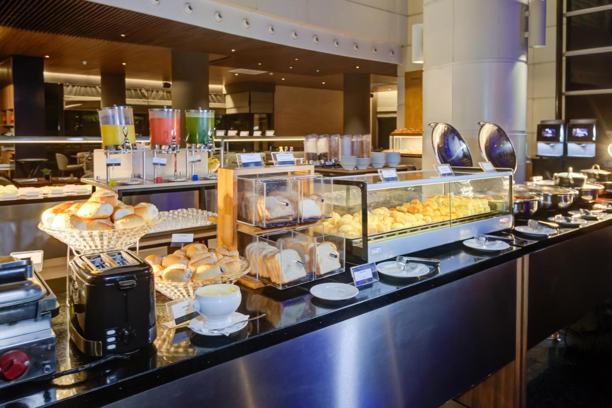 Radisson Sao Paulo Paulista Hotel Eksteriør billede A buffet at a hotel