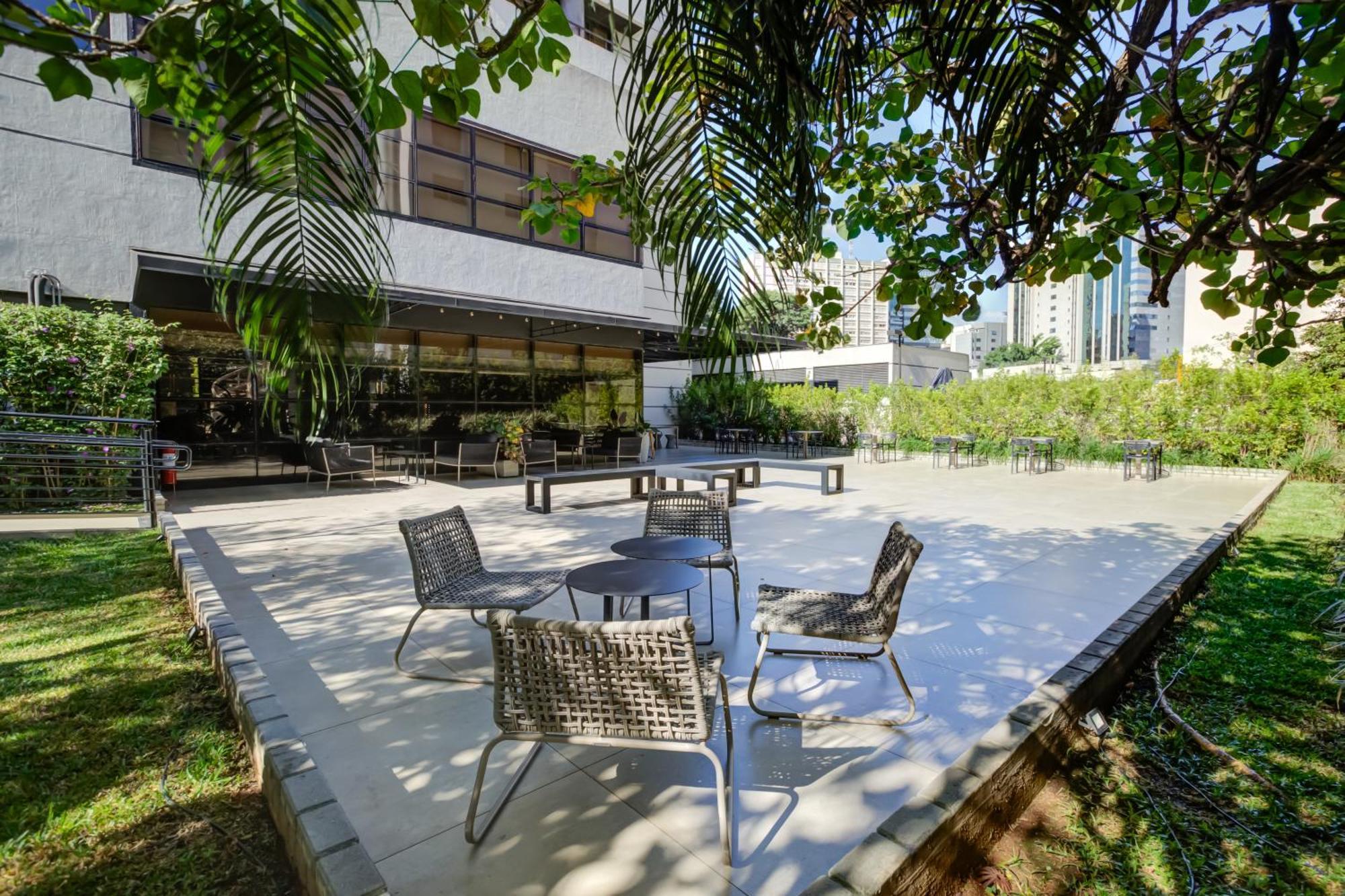 Radisson Sao Paulo Paulista Hotel Eksteriør billede The courtyard of the library